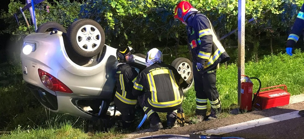 Perde il controllo dell’auto e si ribalta, ma quando i soccorritori arrivano sul posto il conducente non c’è